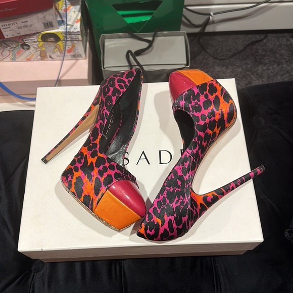 Beautiful Casadei Leopard Print Pumps - Picture 9 of 9